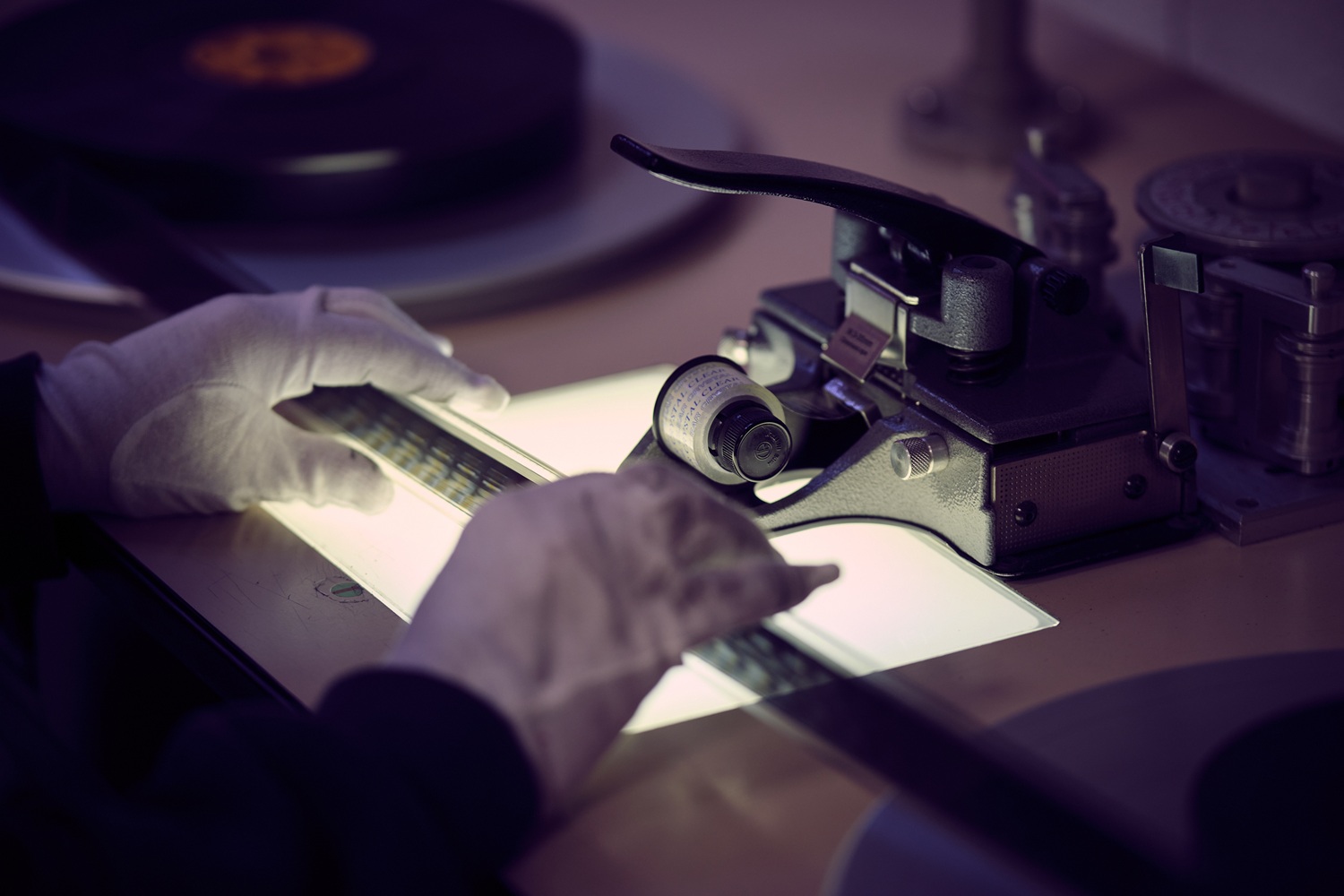 Vue d'un film analogique sur table de montage